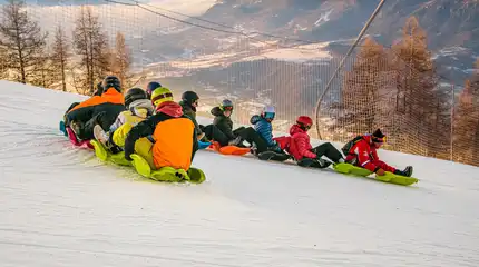 France : Ces insignes sont des médailles de ski ESF (École du Ski Français) pour l'épreuve de La Flèche. Ces médailles récompensent le niveau de performance lors d'un test chronométré de slalom