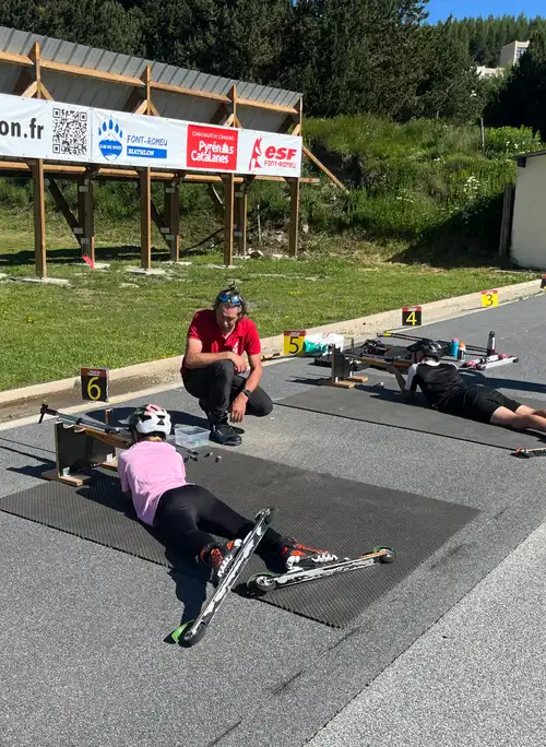 Biathlon (tir à la carabine associé à du ski-roues) sur le pas de tir de Font-Romeu en Cerdagne