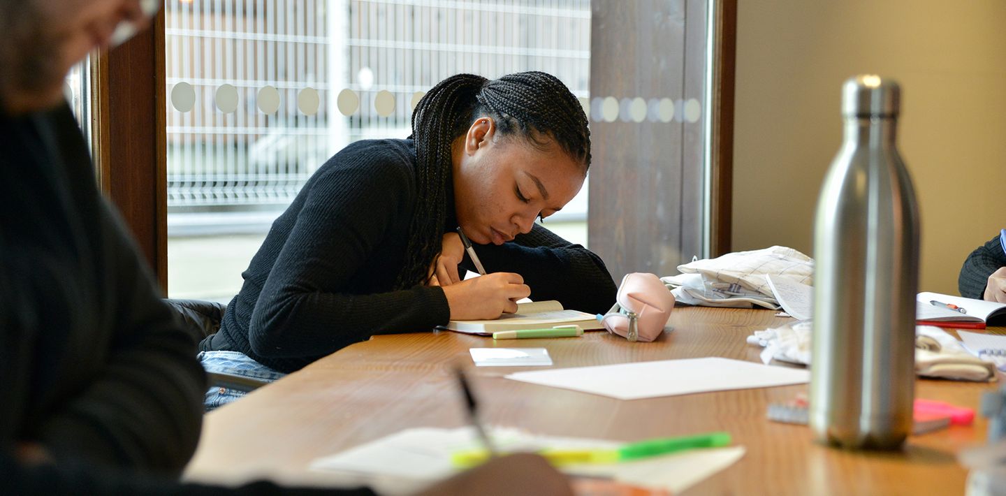 Apprenti en contrat de professionnalisation de commis de cuisine