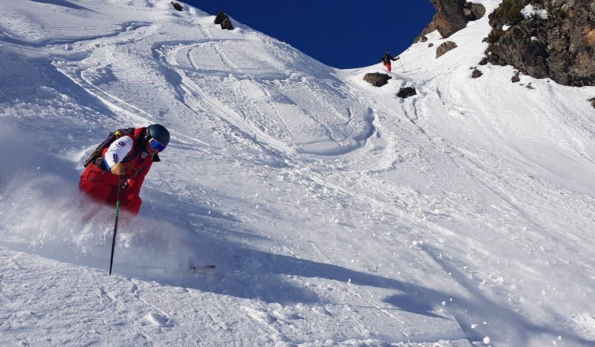 Moniteur de ski en descente hors-piste