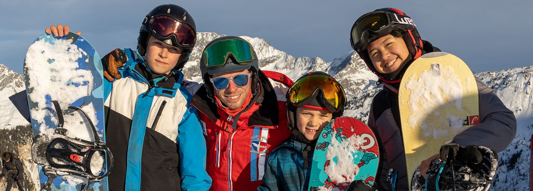 Groupe de snowboarder encadré par un moniteur