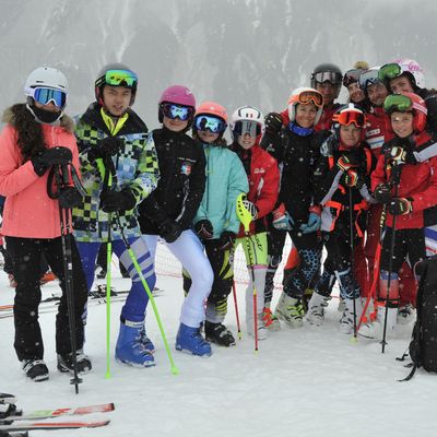 Skieur adolescent avec un moniteur de Courchevel