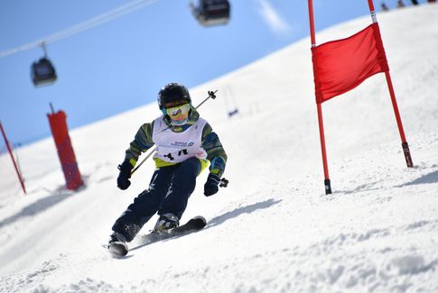 Enfant en slalom de ski