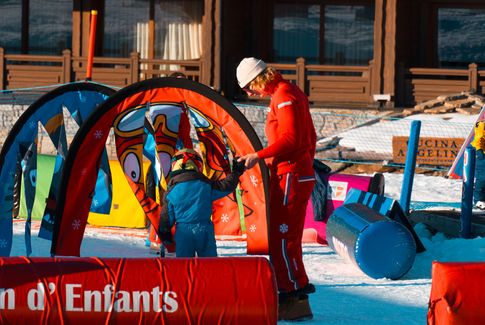 Enfants au club piou-piou avec son moniteur