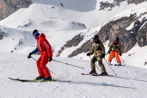 Skieur en cours avec un moniteur de courch