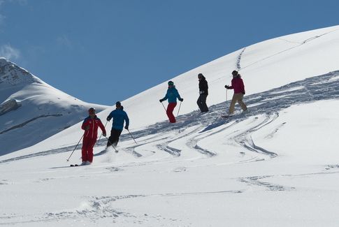 Adultes en cours de ski