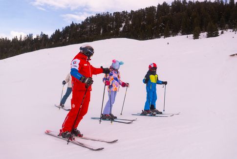 Groupe de 3 enfants au ski à Courchevel avec un moniteur