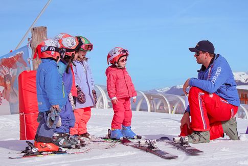 Cours de ski enfant avec un moniteur