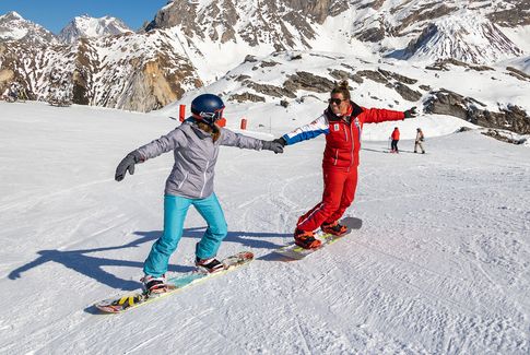 Cours de snowboard avec une monitrice