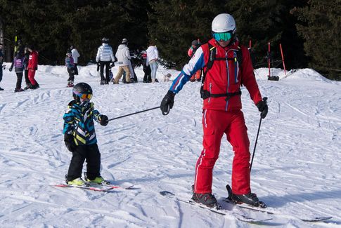 Enfant skieur en cours privés de ski