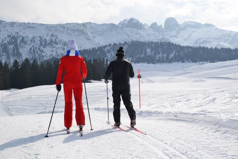Moniteur de ski de fond avec son élève