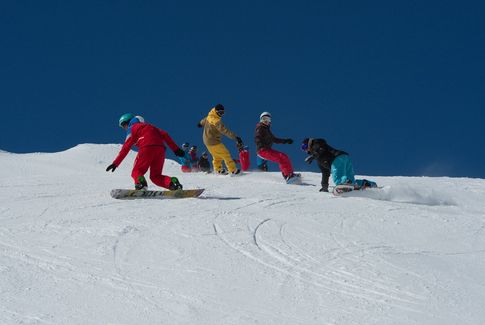 Moniteur de snowboard avec un groupe d'ado