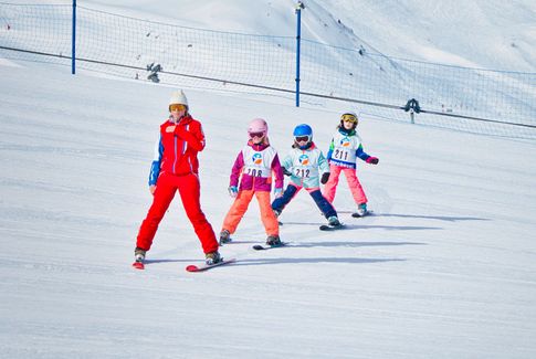 Groupe d'enfant skieur en petit groupe