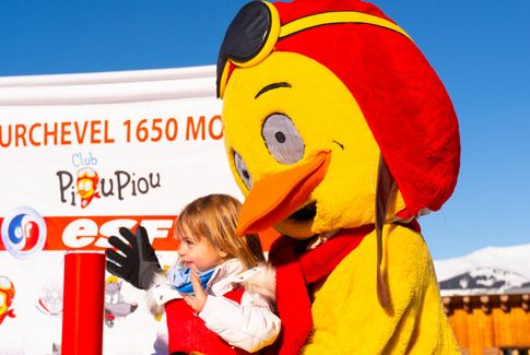 Moment convivial d'un enfant au ski au club piou-piou