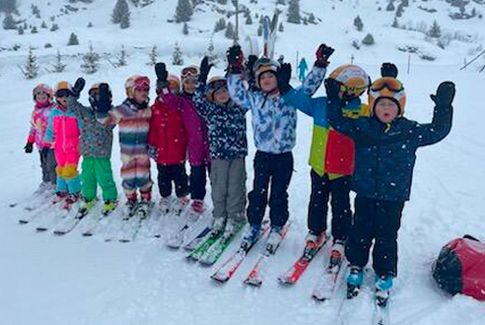 Groupe de skieurs enfants à l'ESF