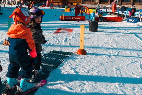 Deux enfants au jardin d'enfant de Courchevel