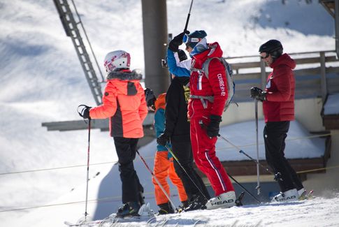 Skieur en cours avec un moniteur de courch