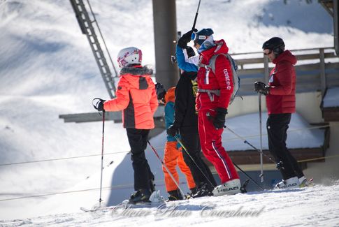 Skieur en cours avec un moniteur de courch