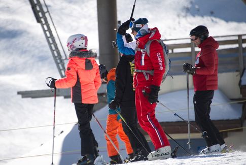 Moniteur de ski avec un groupe d'élève à Courchevel