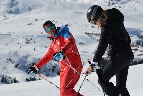 Moniteur de ski ESF avec un adulte