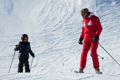Moniteur de ski en cours privé avec son élève