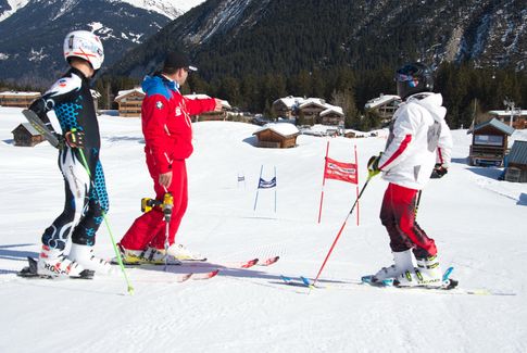 Explication courbe slalom par un moniteur de ski
