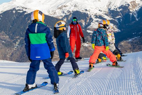 Cours de ski encadré par une monitrice