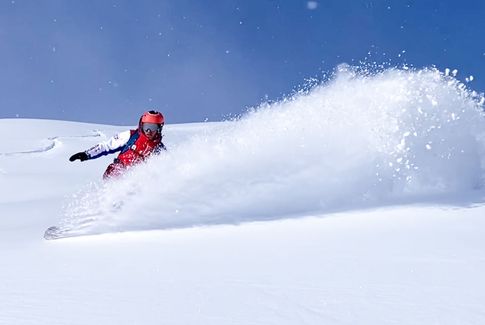 Moniteur de snow en poudreuse