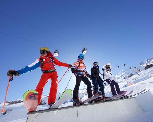 Adolescent en apprentissage de ski freestyle