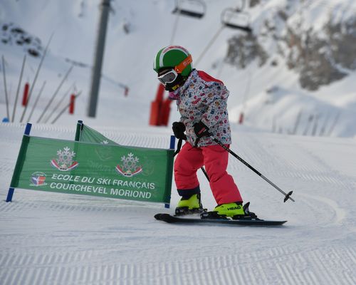 Enfant débutant au ski