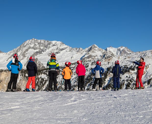 Groupe de skieur avec un moniteur