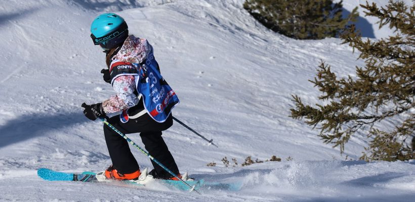 Enfant au ski de compétition