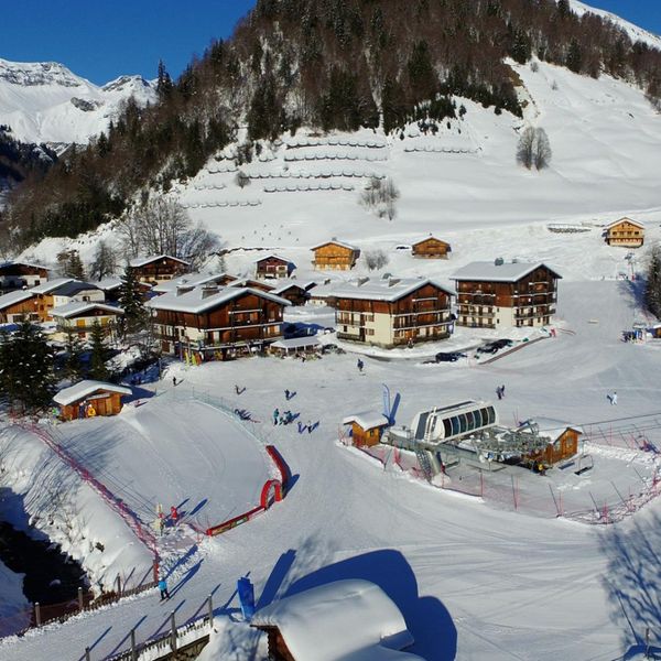 Bureau ESF sur le parking face au front de neige, à côté du guichet des Remontées mécaniques.